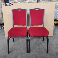 Chaise de banquet en fer durable avec trou pour poignée, design moderne, empilable, dossier solide pour hôtel, location événementielle