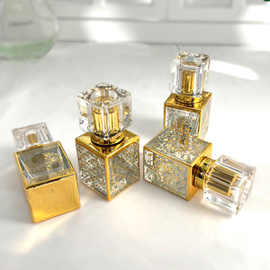 Bouteille de <span class=keywords><strong>Parfum</strong></span> de Luxe en Gros 30ml Carrée Motif Doré Récipients Cosmétiques en Verre Style Arabe de Dubaï Vaporisateurs Brumisateur - Product Image 4