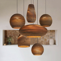 Globe populaire en carton ondulé brun fait à la main, lampe de lustre suspendue en bambou décoratif avec LED