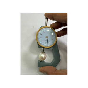 Cette perle de mer blanche de 14 mm éblouit par sa beauté naturelle chatoyante, dégageant une élégance étincelante et enchanteuse. - Product Image 2