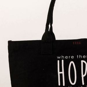 Sac à bandoulière en toile personnalisé avec logo estampé à chaud, grand sac fourre-tout en toile de coton noir - Product Image 2