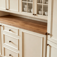 Ensemble de meubles de cuisine modernes et minimalistes gris clair avec panneaux Shaker, îlot en bois et étagères ouvertes avec porte-bouteilles pour villa et appartement