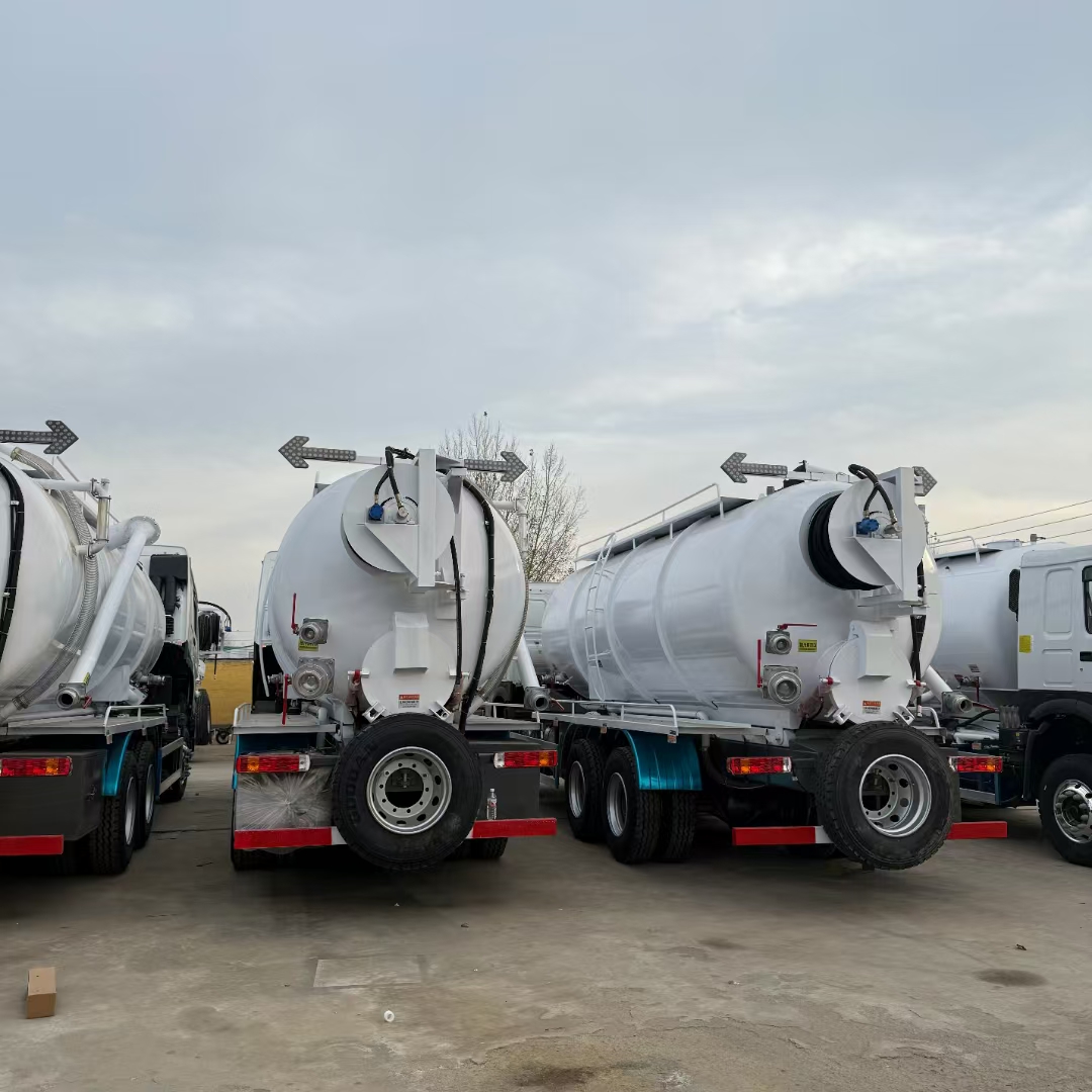 Howo 375-horsepower 6X4 Oil Stain Cleaning Vehicle Sewage Suction Trucks Cheap Price