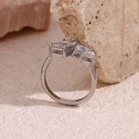 Nieuwe trendy roestvrijstalen ringen met 18k vergulding, glanzende waterdruppelvormige vierkante zirkonia, voor Valentijnsdag cadeau voor koppels