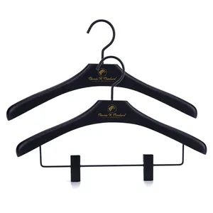 Houten Gament Hanger Met Aangepaste Logo Voor Kleding Shirt Rok Broek Zwarte Luxe Vrouwen Hanger Voor Dame Met Zwarte Haak