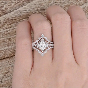 Set di Tre Anelli Scintillanti con Corona e Zircone a Goccia per Donne, Gioielli per Matrimonio e Fidanzamento - Product Image 2