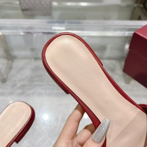 รองเท้าหนังดีไซน์เนอร์คุณภาพสูง ลายเรียบง่าย สวมใส่สบาย กันลื่น จากแบรนด์ดัง รองเท้าส้นแบน - Product Image 5