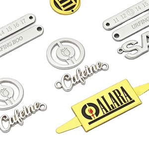 Plaque <span class=keywords><strong>de</strong></span> logo métallique 3D personnalisée en relief pour sacs fourre-tout, étiquettes argentées personnalisées, étiquettes <span class=keywords><strong>de</strong></span> <span class=keywords><strong>sac</strong></span> <span class=keywords><strong>de</strong></span> <span class=keywords><strong>voyage</strong></span> durables autocollantes (éco-responsables) - Product Image 1