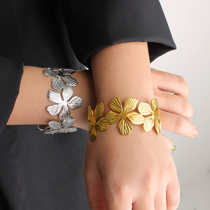 Bracelet ouvert en forme de fleur de haute qualité Bracelet Bracelet en acier inoxydable plaqué <span class=keywords><strong>or</strong></span> <span class=keywords><strong>18</strong></span> <span class=keywords><strong>carats</strong></span> résistant au ternissement bijoux en métal - Product Image 5