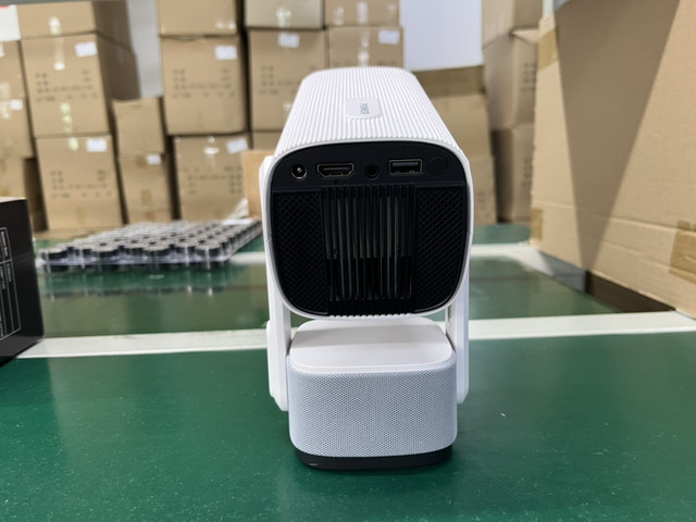 High Quality 4K LCD LED Projector with Built-in Battery HIFI Stereo Sound Portable for Business & Education Use