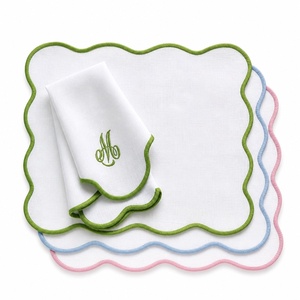 Ensemble de sets de table en lin 100% fait main, personnalisés avec monogramme, bord brodé, forme irrégulière, pour la décoration de la maison - Product Image 1