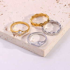 Vente <span class=keywords><strong>en</strong></span> gros Bagues solitaires <span class=keywords><strong>en</strong></span> acier inoxydable plaqué or 18 carats avec zircon cubique CZ Bijoux de couleur à la mode pour femmes - Product Image 1