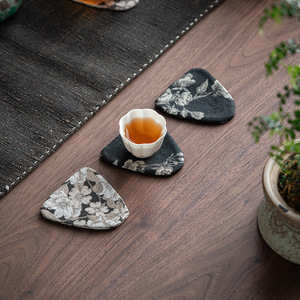 Sous-verre en tissu brocart de style chinois à motif floral, forme irrégulière, noir avec fleurs de prunier blanches, isolation thermique - Product Image 4