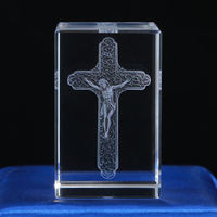 Vente en gros de blocs religieux catholiques en cristal personnalisés avec croix de Jésus, gravure au laser, art populaire, cube en cristal transparent