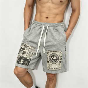 Pantaloncini sportivi grigi da uomo con motivo a giornale effetto distressed e coulisse regolabile, ideali per l'abbigliamento casual estivo e da resort - Product Image 3