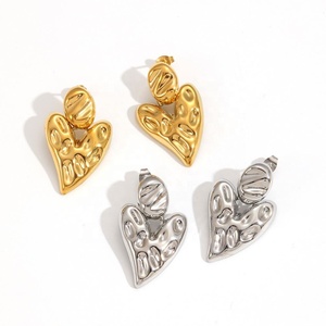 Boucles d'oreilles tendance en acier inoxydable plaqué or 18 carats de la série Lava Heart de Niche Design, serties de titane élégantes pour femmes, pour les fêtes - Product Image 1