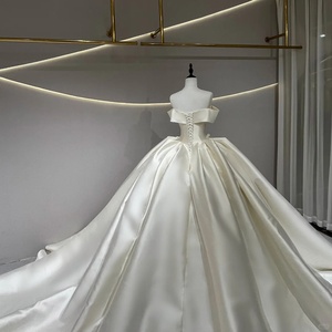 JFH30 Vestido de Novia Moderno de Satén con Hombros Descubiertos, Bordado de Encaje y Cola Capilla para Mujer - Product Image 4