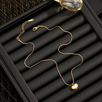 Nouvelle collection 2026 : Parure de bijoux tendance en acier inoxydable avec boucles d'oreilles en forme de cœur pêche, collier et bracelet féerique pour couple, style doux et délicat.
