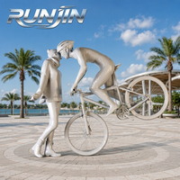 Statue de couple cycliste en acier inoxydable peint en blanc, amoureux urbains modernes avec vélo, sculpture d'art métallique, fabrication sur mesure