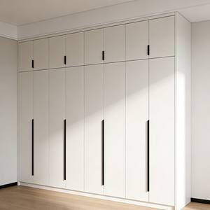 Ensemble de garde-robe de chambre à coucher moderne et luxueux, design minimaliste à tons clairs avec tiroirs intégrés et accents de poignées élégantes - Product Image 6