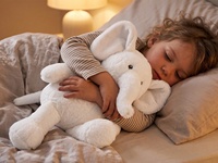 Peluche d'éléphant assis avec pattes rondes et oreilles surdimensionnées pour collections d'animaux de safari