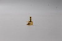 Connecteur mâle SMB à angle droit avec broche de mise à la terre et broche centrale, soudable sur circuit imprimé