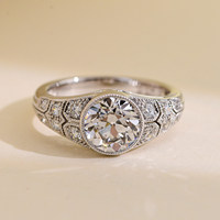 Bague S925 de style royal européen (plaqué or blanc 18 carats) avec un diamant de laboratoire taille ancienne européenne et un motif inspiré de la dentelle du XIXe siècle