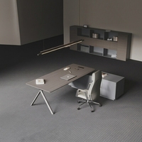 Bureau de direction moderne et minimaliste, style designer haut de gamme, table de bureau de PDG, poste de travail de luxe pour manager avec armoire latérale
