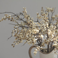 Kunstmatige plastic bloemen kerst- en nieuwjaarsdecoratie, halfhandgemaakte bloesemboeket met rode bessenarrangement