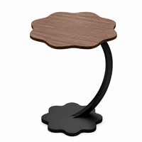 Table d'appoint moderne en forme de fleur avec structure métallique incurvée pour salon, canapé, chambre à coucher