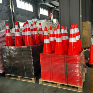 Cônes de signalisation rouges avec bandes réfléchissantes blanches, en PP, style standard pour zones de construction, montage au sol, protection IP65 - Product Image 1