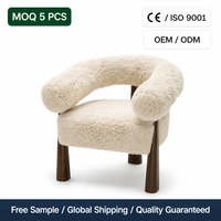 Fauteuil d'appoint sculptural en peau de mouton crème avec pieds en bois effilés pour salon, taille personnalisée OEM ODM