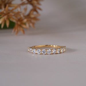 Elegante Anillo de Oro con Diamantes y Piedras Redondas, Anillo Minimalista de Promesa o Aniversario para Mujer, Joyería Fina, Regalo - Product Image 5