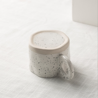 Tasse à Café et Thé Nordique en Porcelaine en Gros, Design à Points Noirs Mouchetés, Anse Anneau, Tasse à Thé Nordique en Céramique Blanche