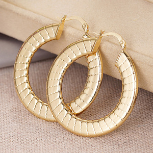 Orecchini a polsino larghi a righe da donna, gioielli minimalisti in metallo alla moda, accessorio di design per l'uso quotidiano - Product Image 2