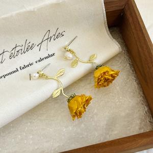 Boucles d'oreilles pendantes en fleurs jaunes pérennes faites à la main, style bohème, vente chaude, boucles d'oreilles à clous en perles de fleurs de rose séchées naturelles pour filles - Product Image 5