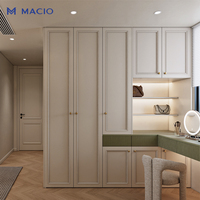 Système de placard en bois MACIO avec coiffeuse intégrée, dressing et armoire de rangement pour chambre à coucher et mobilier d'hôtel