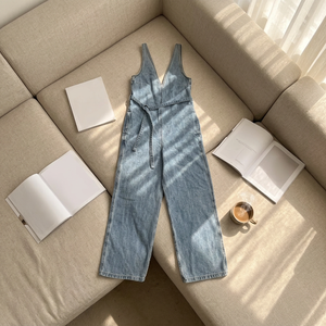 Combinaison en jean pour femme sans manches, col en V, taille haute, coupe droite, pantalon long, ceinturée, bleu clair délavé - Product Image 5