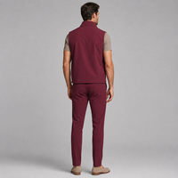 Ensemble 3 pièces bordeaux pour homme : Gilet sans manches réversible zippé, T-shirt en coton mercerisé, Pantalon en sergé de coton extensible – Vente en gros