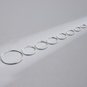 Pendientes de Aro Huggie Simples y Delgados de Plata de Ley 925, Aros Pequeños Lisos - Product Image 6