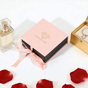 Scatola Regalo in Cartone con Nastro Rosa e Logo Personalizzato, Confezione di Lusso Quadrata in Carta per Gioielli e Profumi - Product Image 1