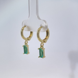 Boucles d'oreilles pendantes géométriques classiques pour femmes Tianyu Gems en laiton plaqué or avec zircon vert taille émeraude - Product Image 5