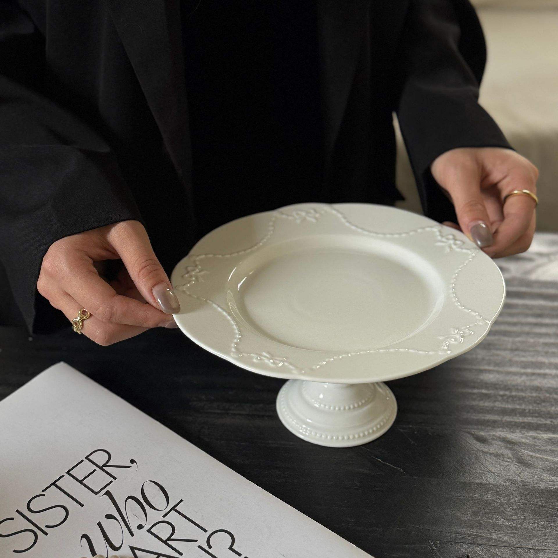 The fugitive princess, a white 8-inch high foot plate, 20*12