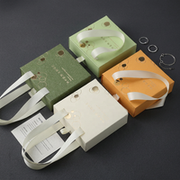 Boîte à bijoux coulissante en papier recyclé personnalisée avec poignée en ruban pour l'emballage de colliers et de boucles d'oreilles avec logo imprimé