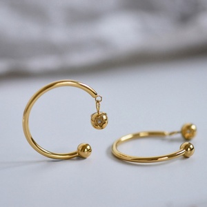 Aretes de Acero Inoxidable Personalizados al por Mayor, Resistentes al Agua, Chapados en Oro de 18k, Aretes de Aro Finos para Mujeres y Adolescentes - Product Image 4