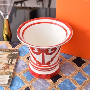 Vase de table en porcelaine contemporaine - Décoration d'intérieur écologique - Product Image 1