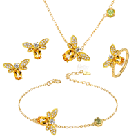 Collier tendance plaqué or avec pendentif abeille et papillon en cuivre, chaîne à maillons et cristaux, idéal pour cadeau, fête ou anniversaire