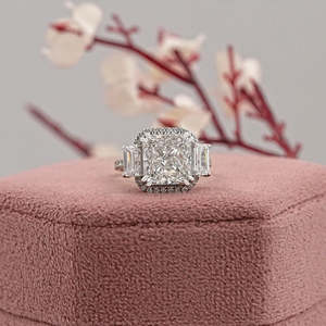 Anillos de diamantes de laboratorio nupcial de diseño minimalista para mujer, Halo de tres diamantes cultivado en laboratorio de corte radiante cuadrado con anillos de acento al por mayor - Product Image 2