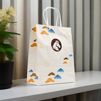 Schwarze Matte Papiertüte mit Individuellem Logo in Goldfolie für Herrenparfüm, Kleine Quadratische Tasche mit Griffen in Öko-Qualität