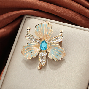 Flower Brooch Zinc Alloy Claw Setting Women's Party Accessory - Product Image 1